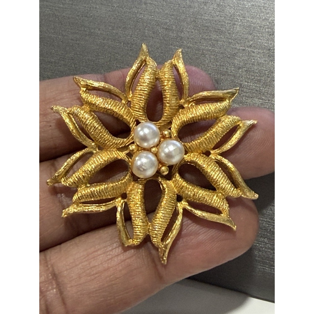 Vintage Gold Tone Textured Flower Brooch Pin‎ Imitation  Pearl Cluster  2"